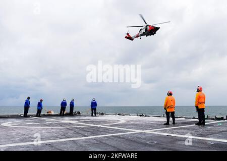 Besatzungsmitglieder an Bord des USCGC Stratton (WMSL 752) führen Flugoperationen durch, während sie am 10. Oktober 2022 im Arktischen Ozean unterwegs sind. Stratton ist derzeit im Gange, um einen geplanten Einsatz im Einsatzgebiet des 17. Coast Guard District zu unterstützen, der die Beringsee, den Nordpazifik und die Arktis patrouilliert. USA Foto der Küstenwache von Petty Officer 2. Klasse Melissa E. F. McKenzie. Stockfoto