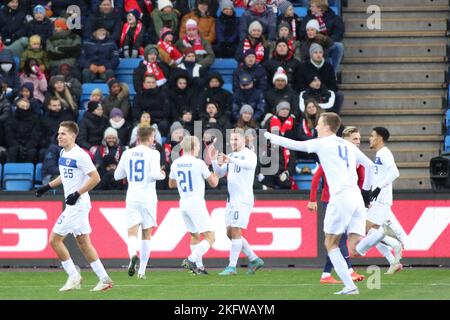 Oslo, Norwegen, 20.. November 2022, Finnlands Benjamin Källman feiert sein Ziel mit seinen Teamkollegen , Credit: Frode Arnesen/Alamy Live News Stockfoto