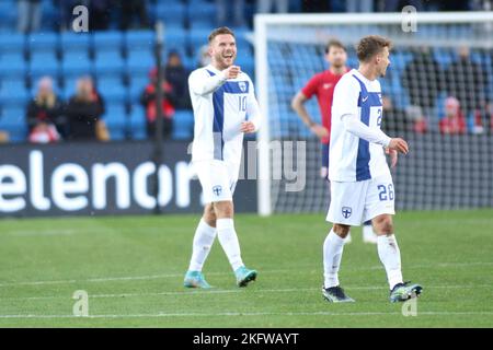 Oslo, Norwegen, 20.. November 2022,Finnlands Benjamin Källman feiert sein Ziel mit seinen Teamkollegen , Credit: Frode Arnesen/Alamy Live News Stockfoto