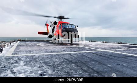 Besatzungsmitglieder an Bord des USCGC Stratton (WMSL 752) führen Flugoperationen durch, während sie am 10. Oktober 2022 im Arktischen Ozean unterwegs sind. Stratton ist derzeit im Gange, um einen geplanten Einsatz im Einsatzgebiet des 17. Coast Guard District zu unterstützen, der die Beringsee, den Nordpazifik und die Arktis patrouilliert. USA Foto der Küstenwache von Petty Officer 2. Klasse Melissa E. F. McKenzie. Stockfoto