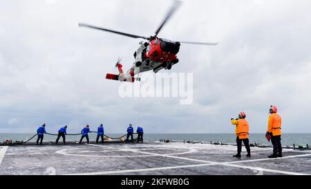 Besatzungsmitglieder an Bord des USCGC Stratton (WMSL 752) führen Flugoperationen durch, während sie am 10. Oktober 2022 im Arktischen Ozean unterwegs sind. Stratton ist derzeit im Gange, um einen geplanten Einsatz im Einsatzgebiet des 17. Coast Guard District zu unterstützen, der die Beringsee, den Nordpazifik und die Arktis patrouilliert. USA Foto der Küstenwache von Petty Officer 2. Klasse Melissa E. F. McKenzie. Stockfoto