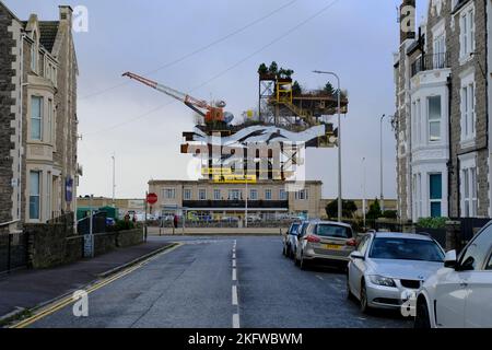 Weston-super-Mare, Großbritannien. 20.. November 2022. Auf dem Bild gegen einen Himmel im November sehen die von der Regierung finanzierten Kunstwerke Monster Closes. Es wurde im September eröffnet, nachdem es zu seinem geplanten Eröffnungstermin im Juli gekommen war. See Monster war eine Kunstinstallation, die aus einer stillgelegten Ölplattform am Strand von Weston hergestellt wurde. Das Kunstwerk ist Teil von „Unpacked“, einem von der britischen Regierung finanzierten Schaufenster britischer Kreativität, das einst als Festival des Brexit gedacht war. Kredit: JMF Nachrichten/ Alamy Live Nachrichten Stockfoto