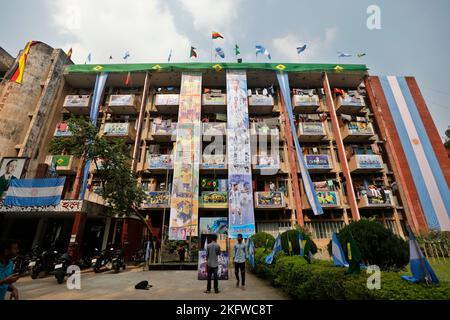 Dhaka, Bangladesch - 18. November 2022: Anlässlich der FIFA Fußball-Weltmeisterschaft schmückten die Fans die Brasilien-Argentinien Flaggen und Banner mit fes Stockfoto