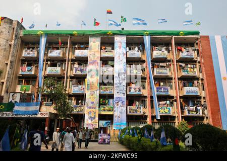 Dhaka, Bangladesch - 18. November 2022: Anlässlich der FIFA Fußball-Weltmeisterschaft schmückten die Fans die Brasilien-Argentinien Flaggen und Banner mit fes Stockfoto