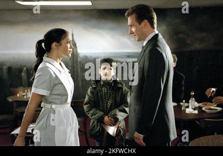 JENNIFER LOPEZ, Ralph Fiennes, TYLER POSEY, MAID IN MANHATTAN, 2002 Stockfoto