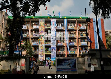 Dhaka, Bangladesch - 18. November 2022: Anlässlich der FIFA Fußball-Weltmeisterschaft schmückten die Fans die Brasilien-Argentinien Flaggen und Banner mit fes Stockfoto