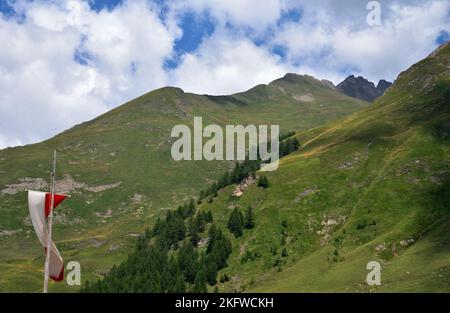 Berge an der italienisch-österreichischen Grenze bei der Malga Fana im oberen Valles-Tal mit dem Stilonspitz auf der rechten Seite, einem felsigen Berg 2759 Meter Stockfoto