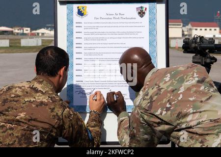 LT. Col. Marco Peretti, italienischer Kommandant der Logistic Readiness Squadron-Luftwaffe, links, und Col. Timothy Maxwell, Kommandant der Mission Support Group 31., unterzeichnen die 2022 Fire Prevention Week Proklamation auf der Aviano Air Base, Italien, am 11. Oktober 2022. Die „Fire Prevention Week“ soll die Menschen darüber informieren, wie sie im Brandfall sicher bleiben können. In diesem Jahr liegt der Fokus darauf, einen Plan für den Ausstieg aus dem Feuer im Voraus zu erstellen, mit dem Slogan „Feuer wird nicht warten. Planen Sie Ihre Flucht“. Stockfoto