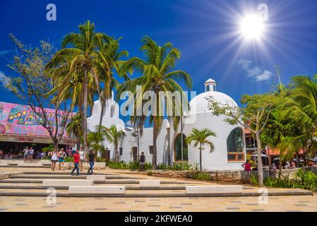 PLAYA DEL CARMEN, MEXIKO - APR 2022: Kapelle unserer weißen Dame in Playa del Carmen, Quintana Roo, Yukatan, Mexiko. Stockfoto