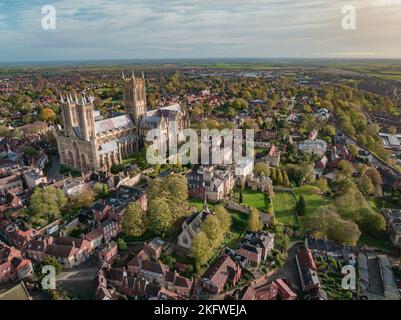 Lincoln City und Kathedrale in der frühen Abenddämmerung Luftaufnahme Stockfoto