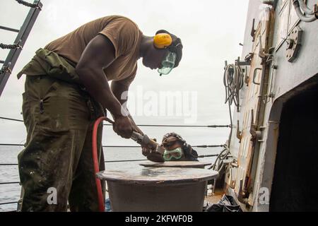 221011-N-ZQ263-1069 PAZIFISCHER OZEAN (OKT 11, 2022) US Navy Seaman Elbert Jennings links, aus St. Louis, und Seaman Jaime Delgado, aus San Francisco, führen vorbeugende Wartung auf Bitts an Bord des Arleigh Burke-Klasse Lenkraketen-Zerstörers USS Chung-Hoon (DDG 93). Chung-Hoon arbeitet derzeit mit der Nimitz Carrier Strike Group zusammen, um einen bevorstehenden Einsatz vorzubereiten. Stockfoto