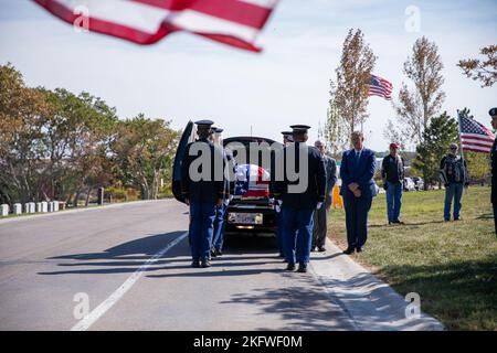 Die Ehrengarde der Utah National Guard führt Begräbnishonorate für die überlebende Familie des US Army Air Corps Sgt durch. Elvin L. Phillips, ein Flugmann, der vor 79 Jahren während des Zweiten Weltkriegs getötet wurde Familie aus mehreren Staaten, Freunde, Ersthelfer und Dienstmitglieder versammelten sich während der Beerdigung auf dem Utah Veterans Cemetery & Memorial Park in Bluffdale, Utah, am 11. Oktober 2022, um Respekt zu zollen. Stockfoto