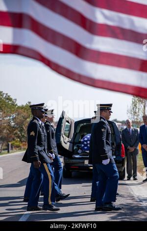 Die Ehrengarde der Utah National Guard führt Begräbnishonorate für die überlebende Familie des US Army Air Corps Sgt durch. Elvin L. Phillips, ein Flugmann, der vor 79 Jahren während des Zweiten Weltkriegs getötet wurde Familie aus mehreren Staaten, Freunde, Ersthelfer und Dienstmitglieder versammelten sich während der Beerdigung auf dem Utah Veterans Cemetery & Memorial Park in Bluffdale, Utah, am 11. Oktober 2022, um Respekt zu zollen. Stockfoto