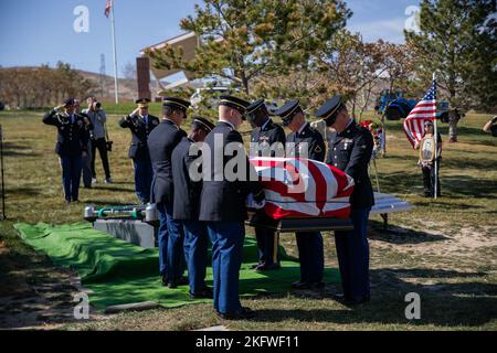 Die Ehrengarde der Utah National Guard führt Begräbnishonorate für die überlebende Familie des US Army Air Corps Sgt durch. Elvin L. Phillips, ein Flugmann, der vor 79 Jahren während des Zweiten Weltkriegs getötet wurde Familie aus mehreren Staaten, Freunde, Ersthelfer und Dienstmitglieder versammelten sich während der Beerdigung auf dem Utah Veterans Cemetery & Memorial Park in Bluffdale, Utah, am 11. Oktober 2022, um Respekt zu zollen. Stockfoto