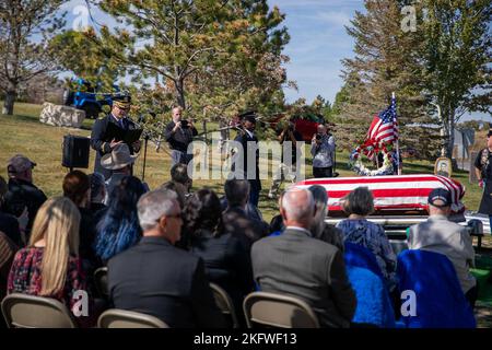 Die Ehrengarde der Utah National Guard führt Begräbnishonorate für die überlebende Familie des US Army Air Corps Sgt durch. Elvin L. Phillips, ein Flugmann, der vor 79 Jahren während des Zweiten Weltkriegs getötet wurde Familie aus mehreren Staaten, Freunde, Ersthelfer und Dienstmitglieder versammelten sich während der Beerdigung auf dem Utah Veterans Cemetery & Memorial Park in Bluffdale, Utah, am 11. Oktober 2022, um Respekt zu zollen. Stockfoto