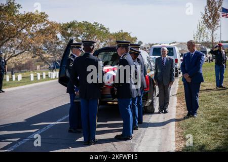 Die Ehrengarde der Utah National Guard führt Begräbnishonorate für die überlebende Familie des US Army Air Corps Sgt durch. Elvin L. Phillips, ein Flugmann, der vor 79 Jahren während des Zweiten Weltkriegs getötet wurde Familie aus mehreren Staaten, Freunde, Ersthelfer und Dienstmitglieder versammelten sich während der Beerdigung auf dem Utah Veterans Cemetery & Memorial Park in Bluffdale, Utah, am 11. Oktober 2022, um Respekt zu zollen. Stockfoto