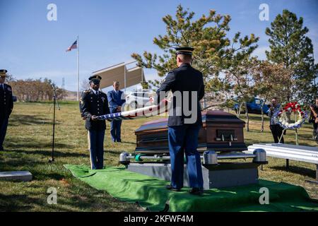 Die Ehrengarde der Utah National Guard führt Begräbnishonorate für die überlebende Familie des US Army Air Corps Sgt durch. Elvin L. Phillips, ein Flugmann, der vor 79 Jahren während des Zweiten Weltkriegs getötet wurde Familie aus mehreren Staaten, Freunde, Ersthelfer und Dienstmitglieder versammelten sich während der Beerdigung auf dem Utah Veterans Cemetery & Memorial Park in Bluffdale, Utah, am 11. Oktober 2022, um Respekt zu zollen. Stockfoto