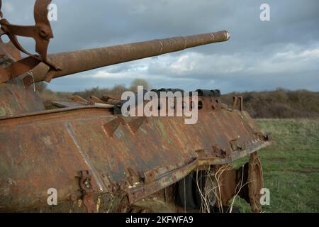 Ein verlassene rostende britische Panzerwrack aus dem Jahr FV4201 Chieftain in der Nachmittagssonne Stockfoto