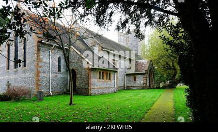 Die Kirche und der Kirchhof in Alton Pancras, Dorset, Großbritannien - John Gollop Stockfoto