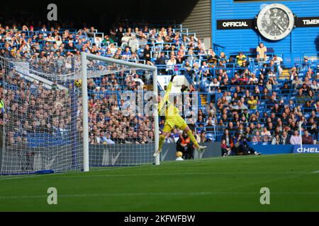 20.. November 2022; Stamford Bridge, Chelsea, London, England: Damen Super League Football, Chelsea Women gegen Tottenham Hotspur Women; Erin Cuthbert von Chelsea erzielt in der langen Strecke von 2 bis 0 in der 26. Minuten hinter Torhüter Korpela. Stockfoto