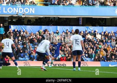 20.. November 2022; Stamford Bridge, Chelsea, London, England: Damen Super League Football, Chelsea Women gegen Tottenham Hotspur Women; Erin Cuthbert von Chelsea punktet in der 26.. Minute aus der langen Reichweite für 2-0. Stockfoto