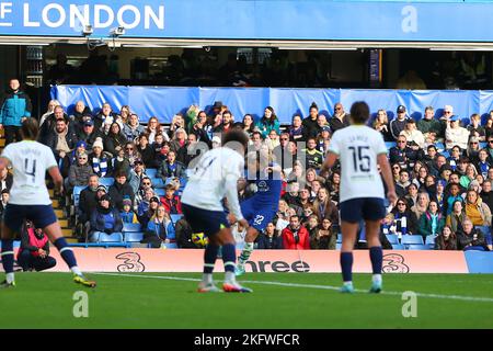 20.. November 2022; Stamford Bridge, Chelsea, London, England: Damen Super League Football, Chelsea Women gegen Tottenham Hotspur Women; Erin Cuthbert von Chelsea punktet in der 26.. Minute aus der langen Reichweite für 2-0. Stockfoto