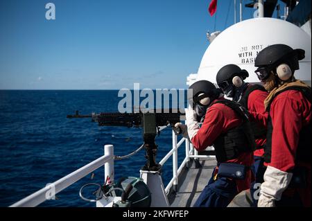 Ein Besatzungsmitglied der USCGC Hamilton (WMSL 753) feuert während einer Schießerei im Atlantik am 11. Oktober 2022 ein M240-Maschinengewehr ab. Hamilton ist auf einem geplanten Einsatz im US-Marinestreitgebiet Europe, das von der U.S. Sixth Fleet eingesetzt wird, um die Interessen der USA, Verbündeter und Partner zu verteidigen. Küstenwache, M240, Training, Schießerei, Maschinengewehr, Stockfoto