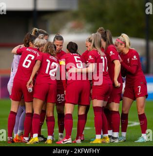 Crawley, Großbritannien. 20.. November 2022. Crawley, England, November 20. 2022: Liverpool-Spieler huddeln vor dem Barclays Womens Super League Fußballspiel zwischen Brighton und Liverpool im Broadfield Stadium in Crawley, England. (James Whitehead/SPP) Quelle: SPP Sport Press Foto. /Alamy Live News Stockfoto