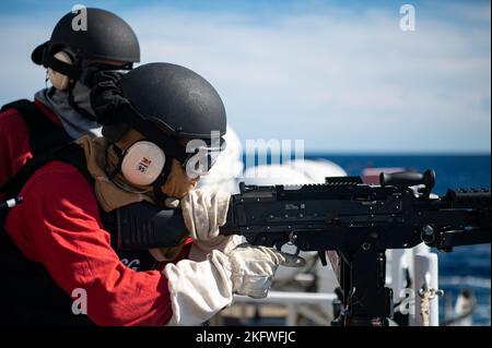 Ein Besatzungsmitglied der USCGC Hamilton (WMSL 753) bereitet sich darauf vor, ein M240-Maschinengewehr während einer Schießerei im Atlantischen Ozean abzufeuern, am 11. Oktober 2022. Hamilton ist auf einem geplanten Einsatz im US-Marinestreitgebiet Europe, das von der U.S. Sixth Fleet eingesetzt wird, um die Interessen der USA, Verbündeter und Partner zu verteidigen. Küstenwache, M240, Training, Schießerei, Maschinengewehr, Stockfoto