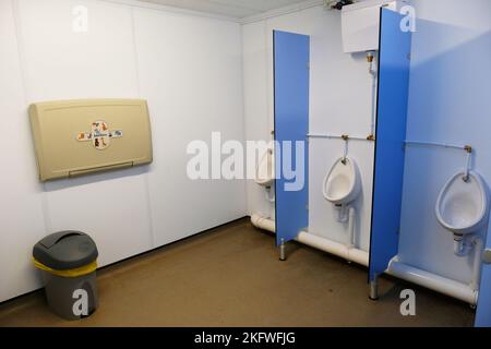 Innenraum einer öffentlichen Toilette für Männer - John Gollop Stockfoto