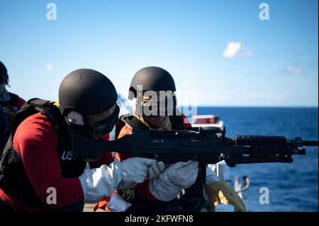 Ein Besatzungsmitglied der USCGC Hamilton (WMSL 753) bereitet sich darauf vor, das M240-Maschinengewehr während einer Schießerei im Atlantischen Ozean abzufeuern, am 11. Oktober 2022. Hamilton ist auf einem geplanten Einsatz im US-Marinestreitgebiet Europe, das von der U.S. Sixth Fleet eingesetzt wird, um die Interessen der USA, Verbündeter und Partner zu verteidigen. Küstenwache, M240, Training, Schießerei, Maschinengewehr, Stockfoto