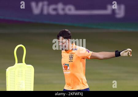 Doha, Catar. 20.. November 2022. Torwart Alisson beim Training der brasilianischen Nationalmannschaft für die FIFA Fußball-Weltmeisterschaft Katar 2022 in Doha, Katar. Kredit: Rodolfo Buhrer/La Imagem/FotoArena/Alamy Live Nachrichten Stockfoto