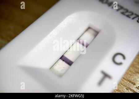 Balken mit positivem Ergebnis covid-19 lft-Test Stockfoto