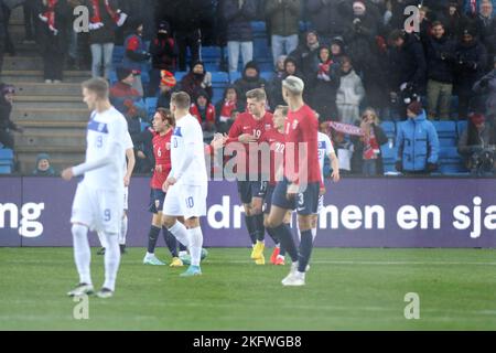 Oslo, Norwegen, 20.. November 2022, Norwegens Alexander Sørloth feiert den Ausgleich mit Teamkollegen , Credit: Frode Arnesen/Alamy Live News Stockfoto