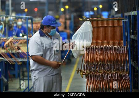 (221120) -- RAYONG, 20. November 2022 (Xinhua) -- Natawut Lorboon arbeitet an der Produktionslinie von Dunan Metals (Thailand) Co., Ltd, in der thailändisch-chinesischen Rayong-Industriezone in der Provinz Rayong, Thailand, 8. November 2022. Das 2006 gegründete thailändisch-chinesische Rayong-Industriegebiet ist einer der ersten chinesischen Industriestandorte in Übersee. Die Industriezone, die mittlerweile mehr als 180 in China investierte Unternehmen beherbergt, vor allem in den Bereichen Automobil, Elektronik und Maschinen, hat mehr als 4,3 Milliarden US-Dollar an Investitionen aus China angezogen und mehr als 45.000 lokale Arbeitsplätze geschaffen. Stockfoto