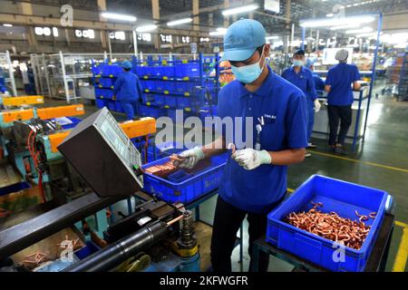 (221120) -- RAYONG, 20. November 2022 (Xinhua) -- Ein Mitarbeiter arbeitet an der Produktionslinie von Dunan Metals (Thailand) Co., Ltd, in der thailändisch-chinesischen Rayong-Industriezone in der Provinz Rayong, Thailand, 8. November 2022. Das 2006 gegründete thailändisch-chinesische Rayong-Industriegebiet ist einer der ersten chinesischen Industriestandorte in Übersee. Die Industriezone, die mittlerweile mehr als 180 in China investierte Unternehmen beherbergt, vor allem in den Bereichen Automobil, Elektronik und Maschinen, hat mehr als 4,3 Milliarden US-Dollar an Investitionen aus China angezogen und mehr als 45.000 lokale Arbeitsplätze geschaffen. Stockfoto