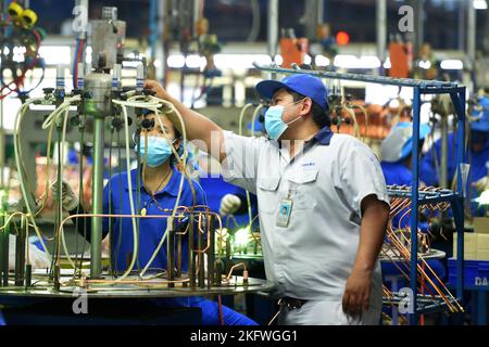 (221120) -- RAYONG, 20. November 2022 (Xinhua) -- Natawut Lorboon arbeitet an der Produktionslinie von Dunan Metals (Thailand) Co., Ltd, in der thailändisch-chinesischen Rayong-Industriezone in der Provinz Rayong, Thailand, 8. November 2022. Das 2006 gegründete thailändisch-chinesische Rayong-Industriegebiet ist einer der ersten chinesischen Industriestandorte in Übersee. Die Industriezone, die mittlerweile mehr als 180 in China investierte Unternehmen beherbergt, vor allem in den Bereichen Automobil, Elektronik und Maschinen, hat mehr als 4,3 Milliarden US-Dollar an Investitionen aus China angezogen und mehr als 45.000 lokale Arbeitsplätze geschaffen. Stockfoto