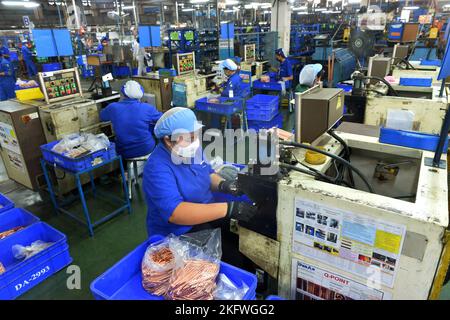 (221120) -- RAYONG, 20. November 2022 (Xinhua) -- Mitarbeiter arbeiten an der Produktionslinie von Dunan Metals (Thailand) Co., Ltd, in der thailändisch-chinesischen Rayong-Industriezone in der Provinz Rayong, Thailand, 8. November 2022. Das 2006 gegründete thailändisch-chinesische Rayong-Industriegebiet ist einer der ersten chinesischen Industriestandorte in Übersee. Die Industriezone, die mittlerweile mehr als 180 in China investierte Unternehmen beherbergt, vor allem in den Bereichen Automobil, Elektronik und Maschinen, hat mehr als 4,3 Milliarden US-Dollar an Investitionen aus China angezogen und mehr als 45.000 lokale Arbeitsplätze geschaffen Stockfoto