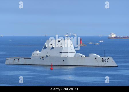 Präfektur Kanagawa, Japan - 26. September 2022: USS Zumwalt (DDG-1000), Zerstörer der United States Navy, der den Hafen von Yokosuka in Japan erreicht. Stockfoto