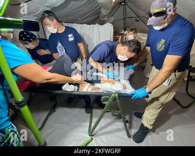 Fort Myers, FL, USA - (Okt 11, 2022) - Disaster Medical Assistance Teams (DMAT) aus Connecticut (CT-1 DMAT) unterstützen Patienten in einem provisorischen Krankenhaus, das außerhalb des Gulf Coast Medical Center eingerichtet wurde, um den Bewohnern in den vom Unheil Ian betroffenen Gebieten zu helfen. Jocelyn Augustino/FEMA Stockfoto