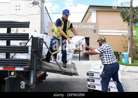 Fort Myers, FL, USA - (Okt 11, 2022) - Vertreter von Lee County liefern gespendete Lieferungen an das Quality Life Center für Bewohner, die vom Unkrisengeschick Ian betroffen sind. Jocelyn Augustino/FEMA Stockfoto