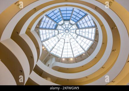 New York, SEP 14 2014 - Innenansicht des Solomon R. Guggenheim Museums Stockfoto