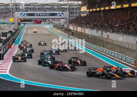 Abu Dhabi, Vereinigte Arabische Emirate. 20.. November 2022. Max Verstappen von Oracle Red Bull Racing startet am 20. November 2022 auf dem Yas Marina Circuit in Abu Dhabi, den Vereinigten Arabischen Emiraten, auf der Pole-Position während des Formel 1 Abu Dhabi Grand Prix. (Bild: © Beata Zawrzel/ZUMA Press Wire) Stockfoto