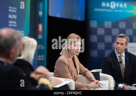 Der Vizepremierminister für europäische und Euro-atlantische Integration der Ukraine, Olha Stefanishyna, wird bei einer Diskussion über das Internationale Sicherheitsforum in Halifax gesehen. Das Halifax International Security Forum ist weithin als die weltweit führende Sicherheitskonferenz für Demokratien anerkannt. Das jährliche Forum in Halifax, Nova Scotia, zieht eine Reihe von Top-Entscheidungsträgern an, darunter hochrangige Militäroffiziere, Regierungsbeamte auf Kabinettebene, Mitglieder des US-Senats und führende Vertreter der globalen Industrie sowie führende Journalisten, Strategen und Menschenrechtsaktivisten aus aller Welt Stockfoto