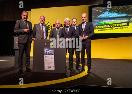 Dortmund, Deutschland. 20.. November 2022. Fußball: Bundesliga, Hauptversammlung Borussia Dortmund: Geschäftsführer Hans-Joachim Watzke (l-r), Geschäftsführer Thomas Treß, neuer Präsident Reinhold Lunow, scheidender BVB-Präsident Dr. Reinhard Rauball, Schatzmeister Bernd Möllmann und Geschäftsführer Carsten Cramer stehen zusammen. Kredit: David Inderlied/dpa/Alamy Live Nachrichten Stockfoto