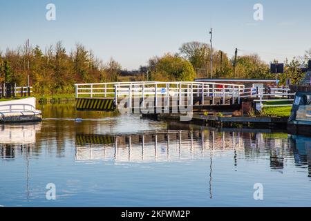 Swing Bridge auf dem Gloucester und Sharpness Canal, teilweise offen. Stockfoto