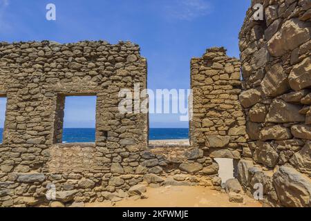 Schöne historische Ansicht der karibischen Küste mit Ruinen der Goldschmelze in Bushiribana. Aruba Insel. Stockfoto