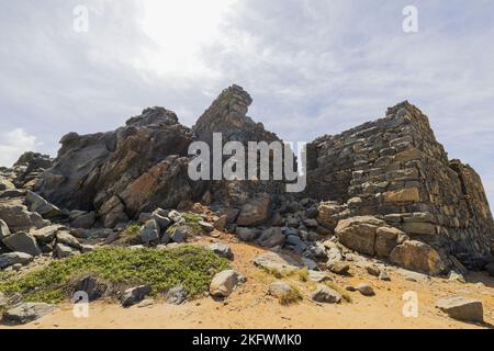 Blick auf die Ruinen der Goldschmelze Bushiribana im Nationalpark auf der Insel Aruba. Stockfoto