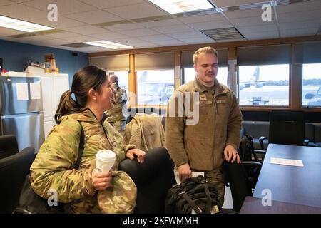 Brig. General Tracy Smith, stellvertretender Adjutant General-Air und Kommandant der Alaska Air National Guard, Col. Brian Kile, Direktor des Joint Staff, Alaska National Guard und Chief Master Sgt. Kim Groat, Kommandochef der Alaska Air National Guard, besucht die 168. Wing Deponiers und Wartungsgruppe, um von den Airmen zu hören. Der 168. ist der führende arktische Flügel, der durch Luftbetankung, aeromedizinische Evakuierung, Raketenwarnung und Weltraumbewusstsein eine schnelle globale Reichweite und Wachsamkeit bietet. Der 168. Wing hält eine 24/7 Luftverteidigung ständige Uhr und Engagement für Nord-Ameri Stockfoto