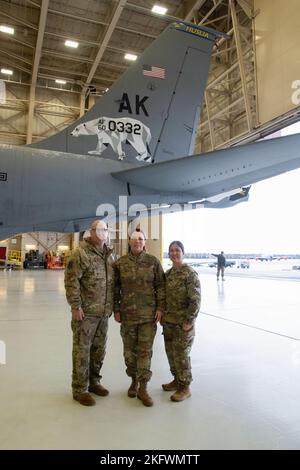 Brig. General Tracy Smith, stellvertretender Adjutant General-Air und Kommandant der Alaska Air National Guard, Col. Brian Kile, Direktor des Joint Staff, Alaska National Guard und Chief Master Sgt. Kim Groat, Kommandochef der Alaska Air National Guard, besucht die 168. Wing Deponiers und Wartungsgruppe, um von den Airmen zu hören. Smith, Kile und Groat nehmen sich einen Moment Zeit für ein Foto in der Nähe des 168. Wing KC-135 Stratotankers und des Eisbären-Tails. Der 168. ist der führende Arctic Wing, der durch Luftbetankung, aeromedizinische Evakuierung, Raketenwarnung und SPA eine schnelle globale Reichweite und Wachsamkeit bietet Stockfoto